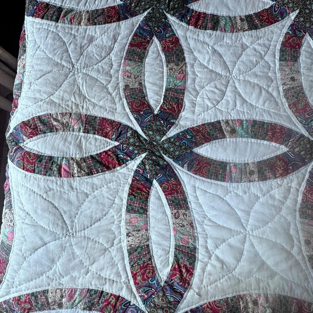 Double Wedding‎ Ring Quilt Vintage Hand Quilted Scalloped Edge Cottagecore